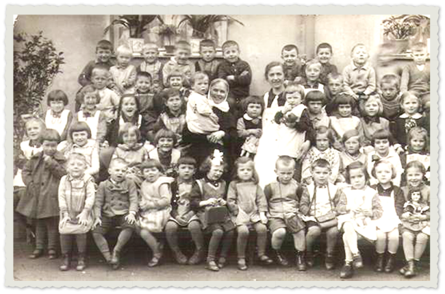 altes schwarz-weiß-Foto: Kindergartenkinder aus den 1930ern